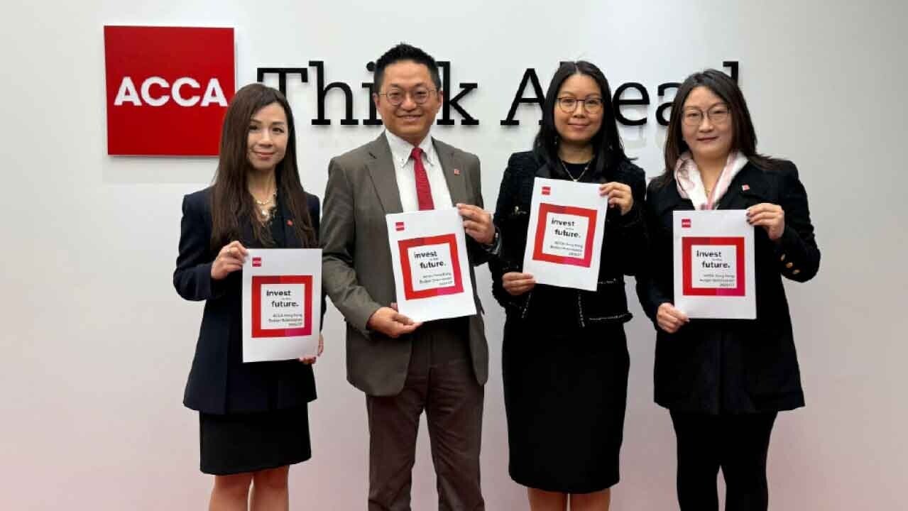 ACCA香港分會會長鄭傑燊（左二）與稅務委員會聯席主席陳麗娟（左一）、王舜宜（右一）及尹佩儀（右二）分享本會對2026/27年度政府財政預算案的建議及前瞻。