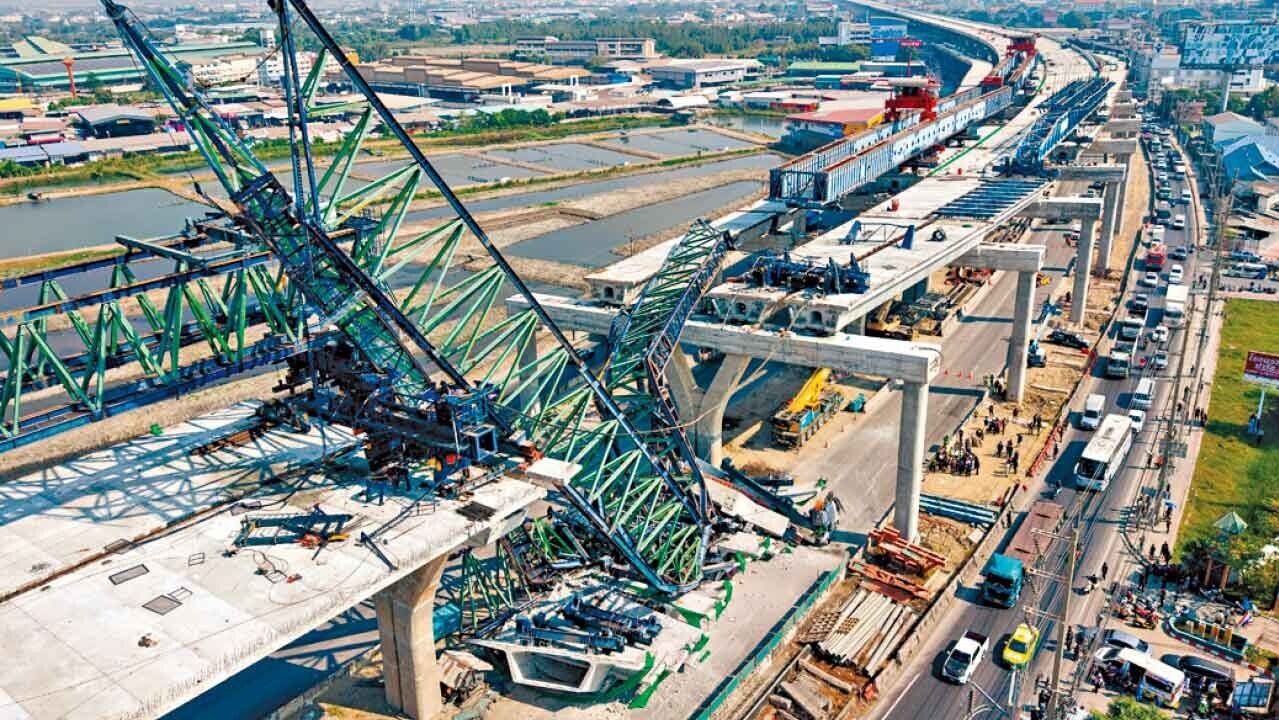 起重機中間斷開，部分塌落地面行車路。(美聯社)