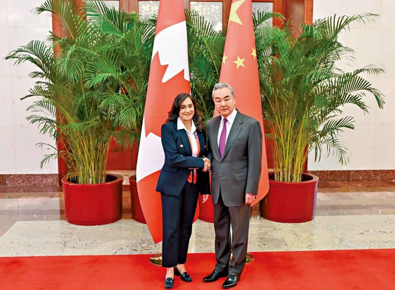 王毅接見阿南德。(新華社)