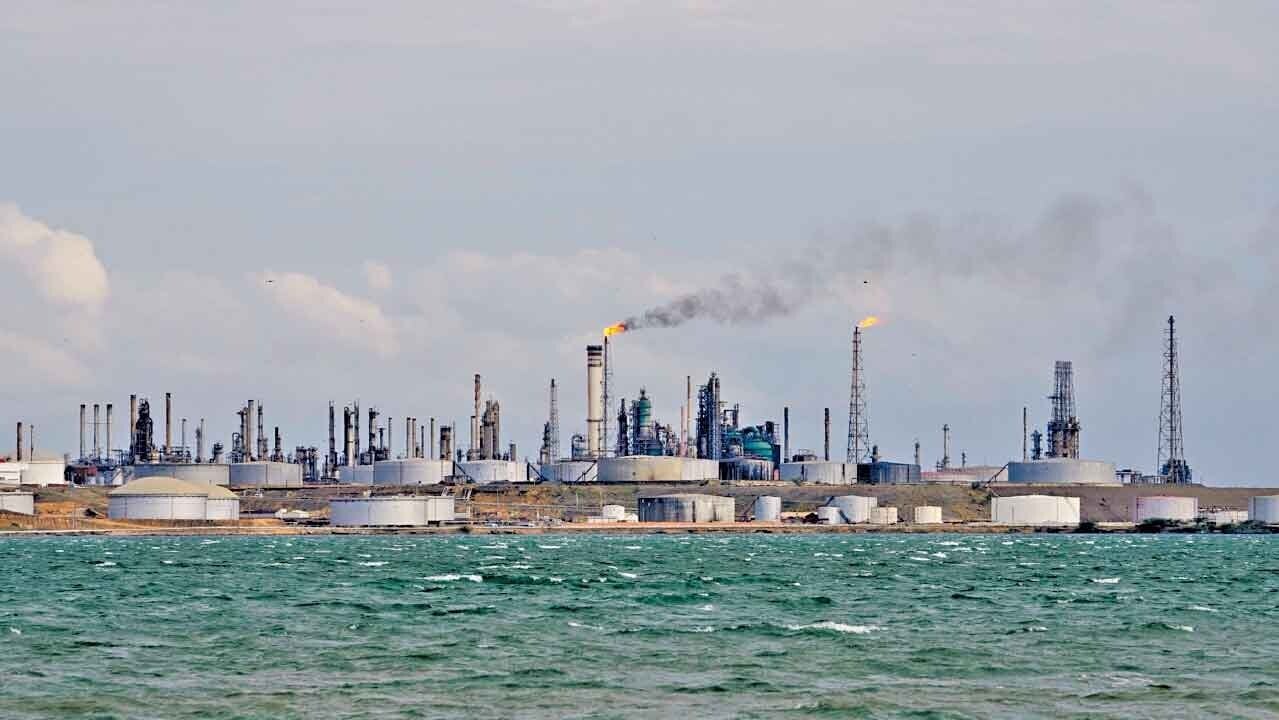 報道指美國已正式發售委內瑞拉石油，圖為委國煉油廠。 (美聯社)