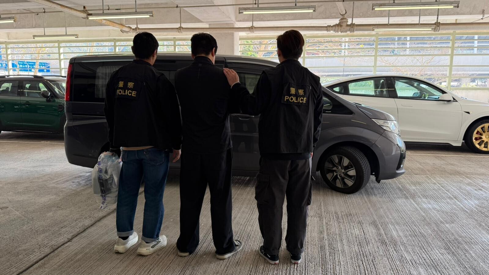 馬鞍山私家車藏逾90萬元毒品，司機車主兩人被捕。(警方圖片)