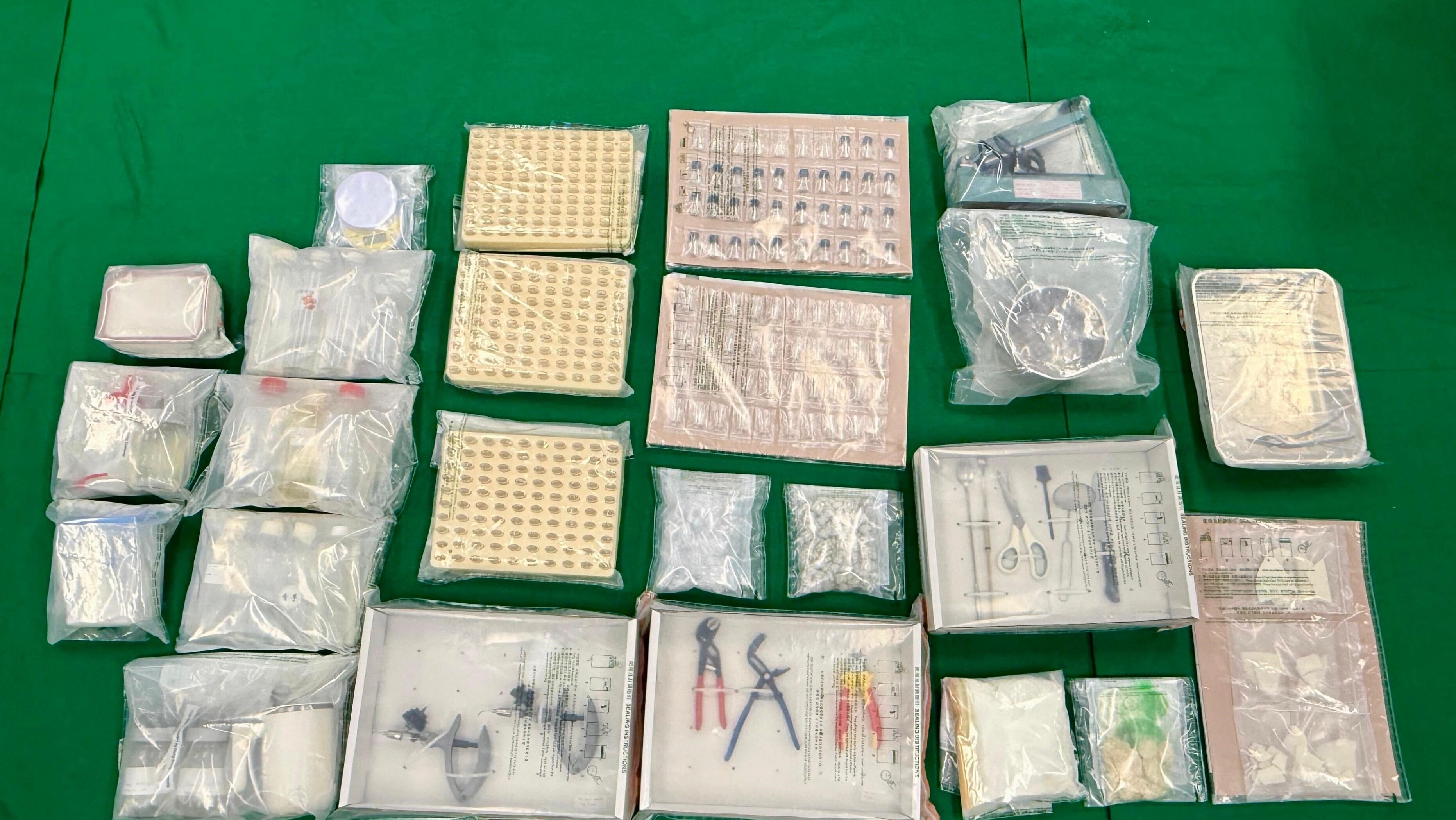 海關搗天水圍製毒工場，檢千萬元依托咪酯及可卡因拘兩男女。(政府新聞處)