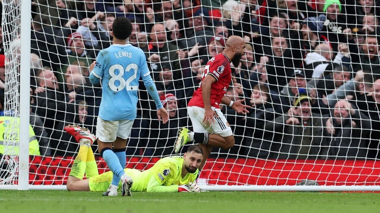 麥比奧莫（Bryan Mbeumo）為曼聯射破曼城大門。（路透社）