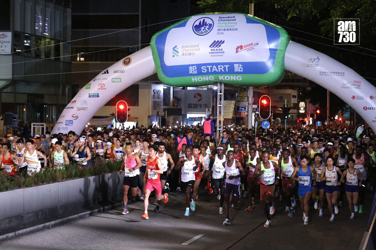 香港馬拉松1月18日舉行，全馬跑手清晨6時在尖沙咀起步。(林俊源攝)