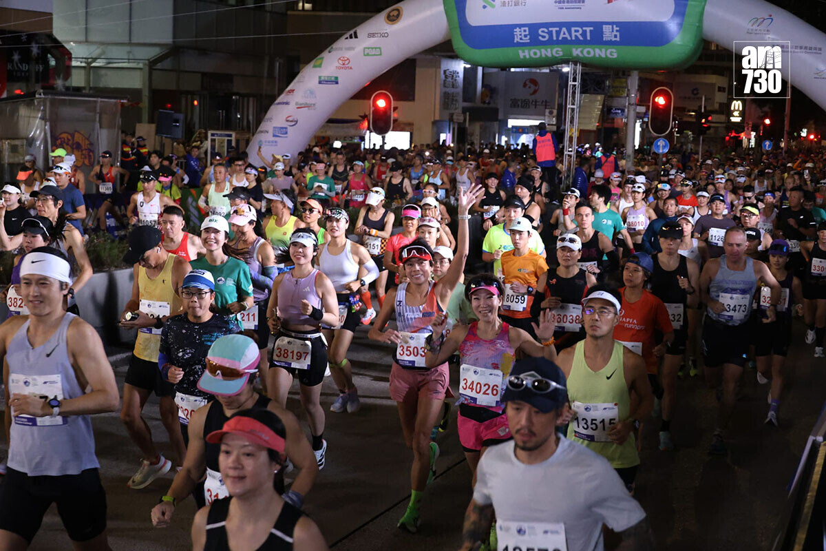 香港馬拉松1月18日舉行，全馬跑手清晨6時在尖沙咀起步。(林俊源攝)
