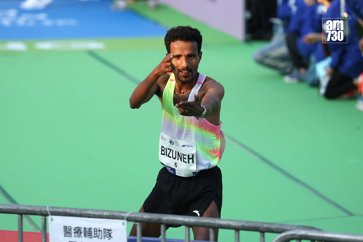 香港馬拉松1月18日舉行，跑手Bizuneh Melaku Belachew衝線後興奮跳舞。(林俊源攝)