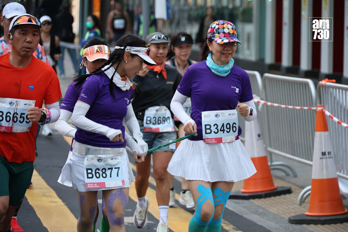 香港馬拉松1月18日舉行，大批跑手悉心打扮出戰。(鍾式明攝)