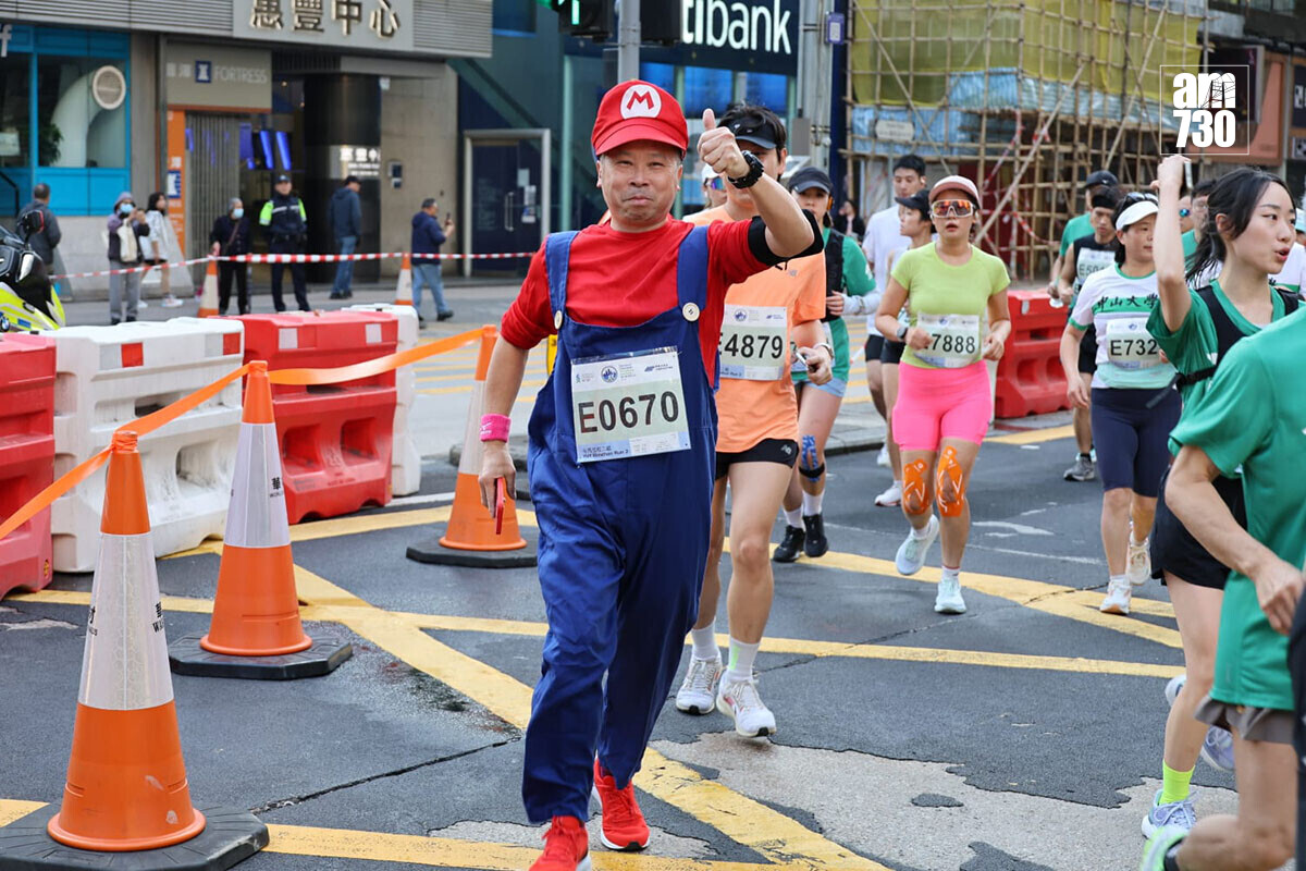 香港馬拉松1月18日舉行，大批跑手悉心打扮出戰。(鍾式明攝)