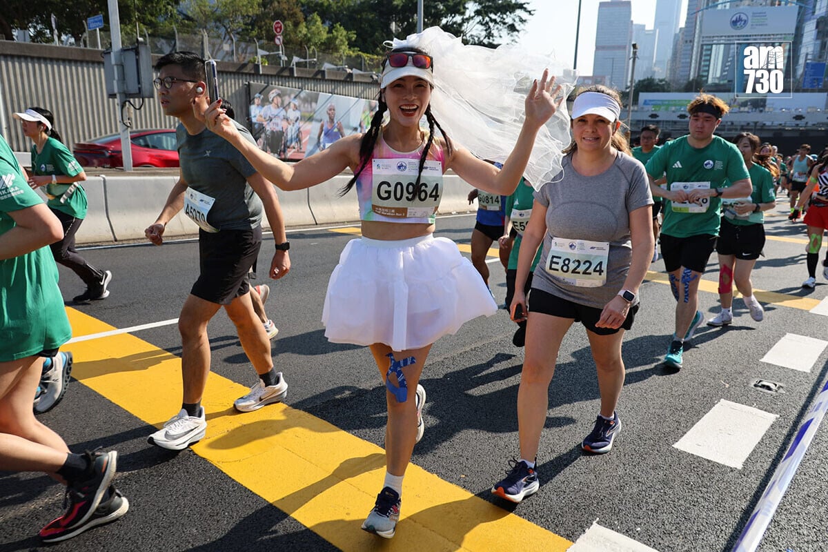 香港馬拉松1月18日舉行，大批跑手悉心打扮出戰。(鍾式明攝)