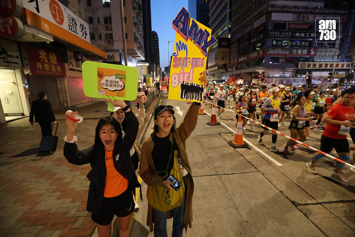 香港馬拉松1月18日舉行，全馬和半馬跑手會途經旺角，有人為跑手打氣。(鍾式明攝)