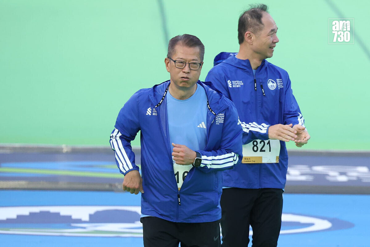 香港馬拉松領袖盃賽事，陳茂波(左)衝線。(林俊源攝)