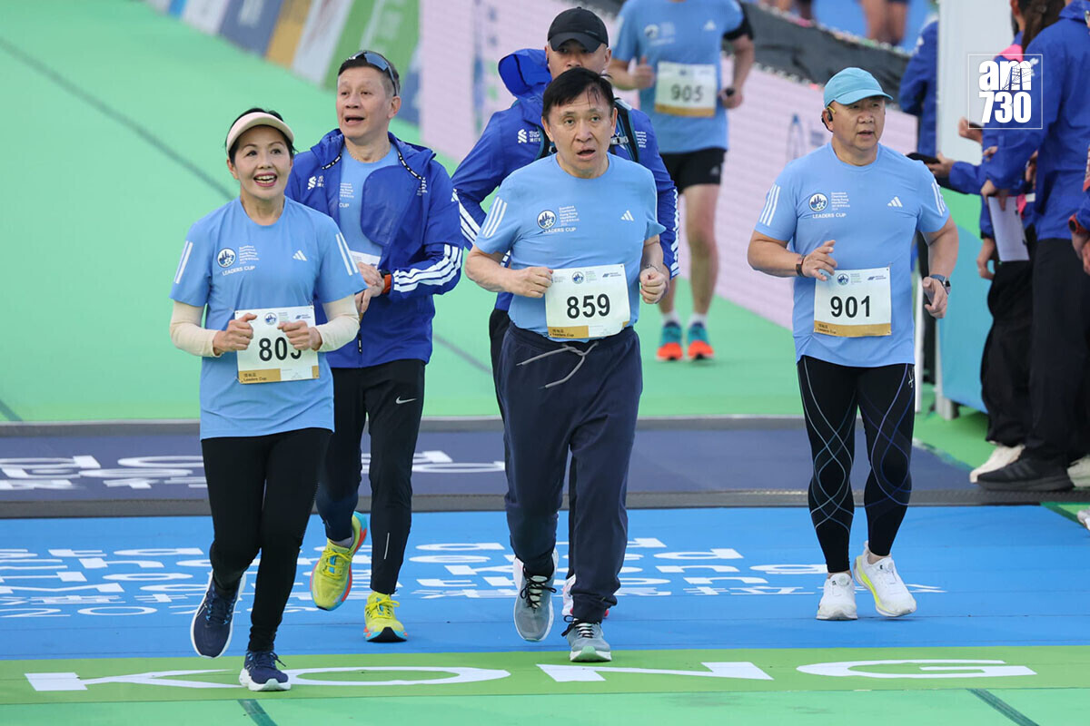 香港馬拉松領袖盃賽事，郭炳聯(右二)衝線。(林俊源攝)