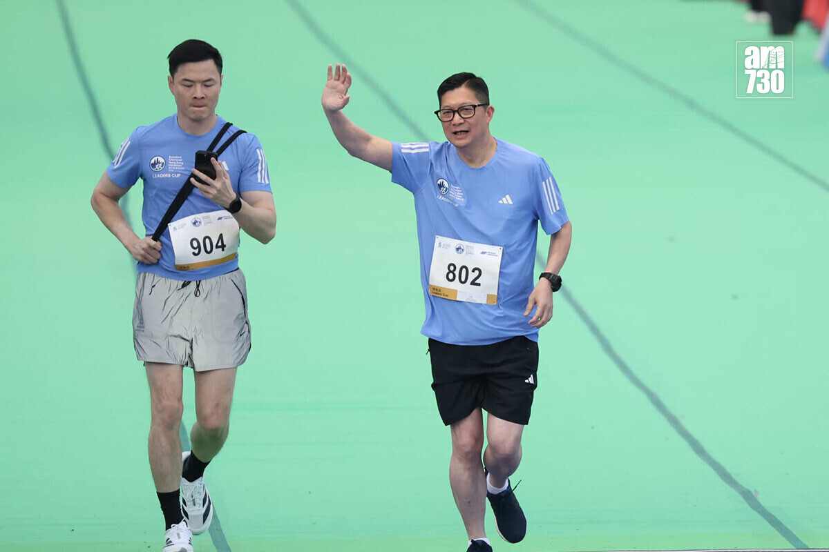 香港馬拉松領袖盃賽事，鄧炳強(右)衝線。(林俊源攝)
