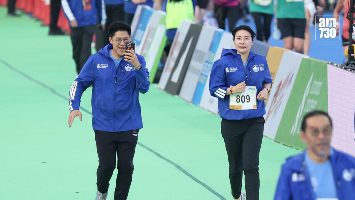 香港馬拉松領袖盃賽事，霍啟剛與郭晶晶(左、中)衝線。(林俊源攝)