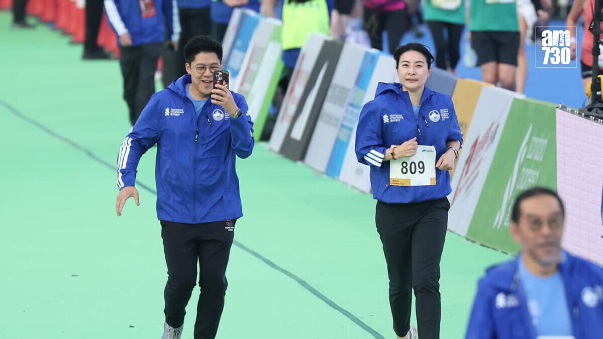 香港馬拉松領袖盃賽事，霍啟剛與郭晶晶(左、中)衝線。(林俊源攝)