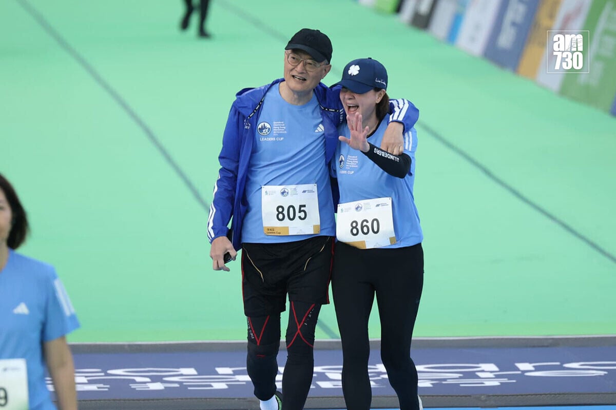 香港馬拉松領袖盃賽事，盧寵茂(左)衝線。(林俊源攝)