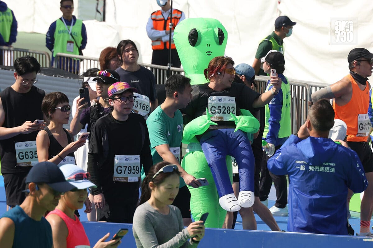 香港馬拉松1月18日舉行，大批跑手悉心打扮出戰。(鍾式明攝)