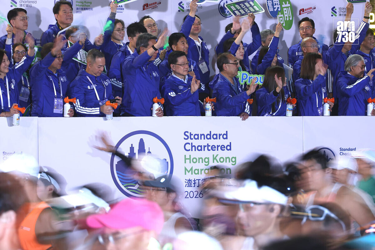 香港馬拉松1月18日舉行，李家超在尖沙咀主持全馬挑戰組賽事起步禮。(林俊源攝)