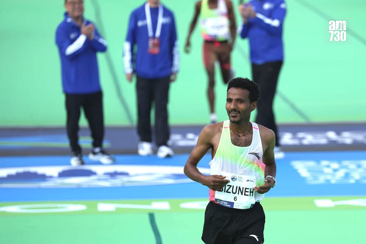 香港馬拉松1月18日舉行，跑手Bizuneh Melaku Belachew衝線後工作人員在賽道上拍手祝賀，從後跑至的亞軍險撞到他們。(林俊源攝)