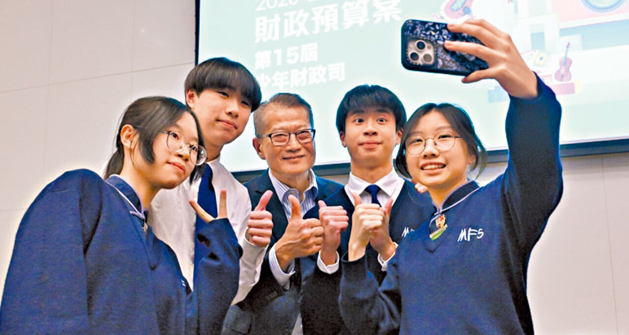 陳茂波(中)指，香港黃金現貨交易市場趨活躍。