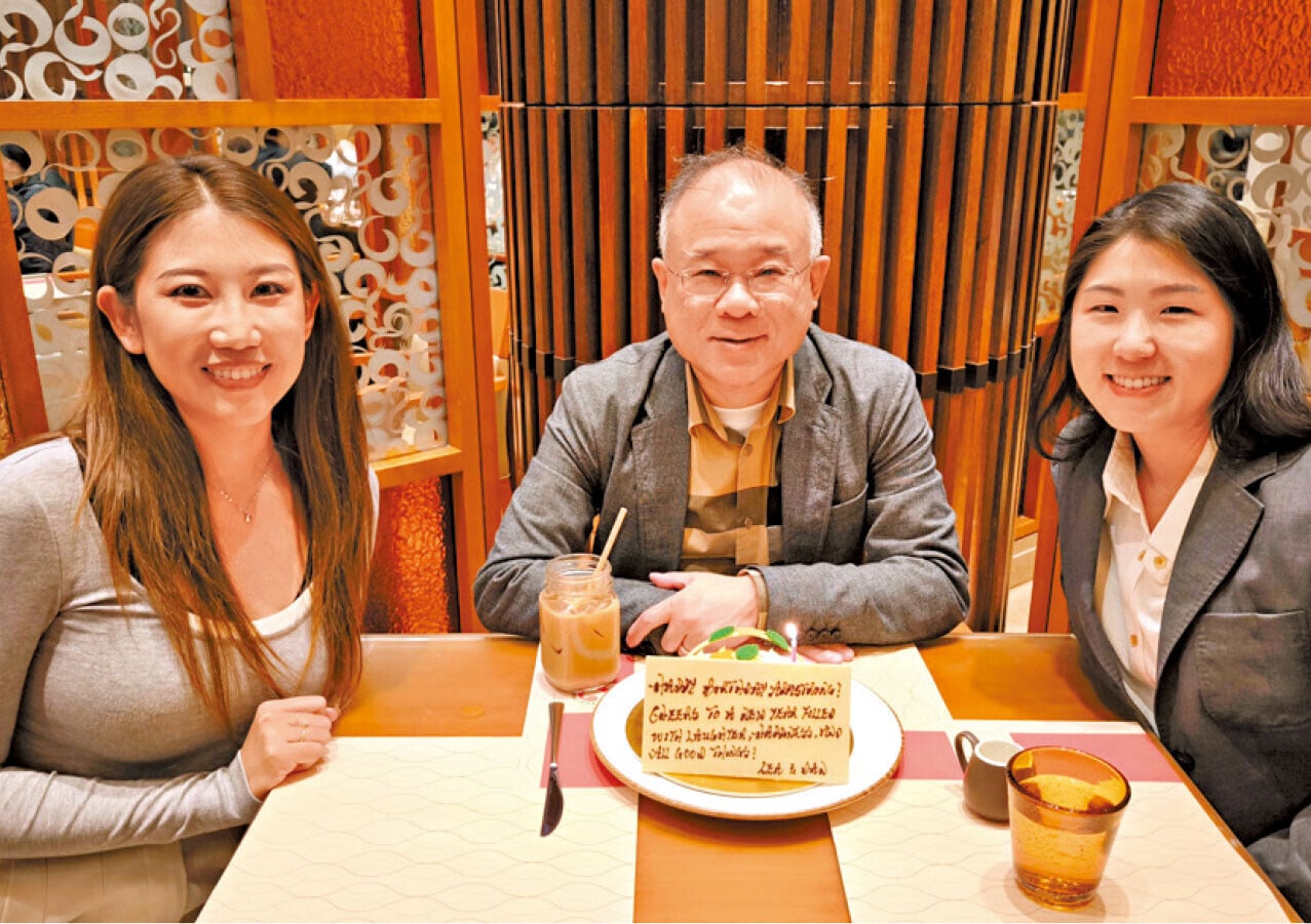 李漢祥和Lea(右)及她的同事。