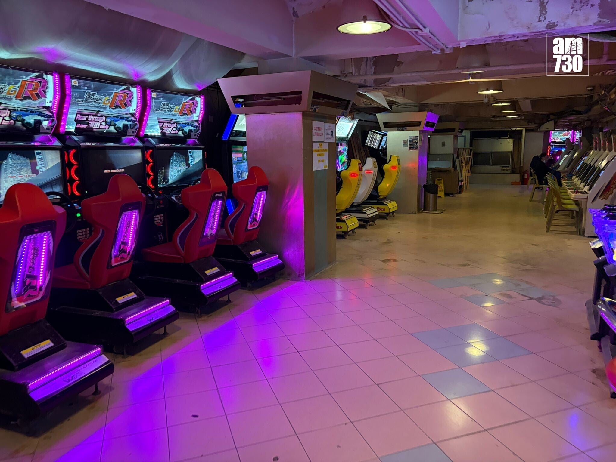 香港仔舊大街一間機舖被網民發現換走多部遊戲機誤傳結業，惟周日仍如常營業，惟人流不多。(《am730》記者攝)