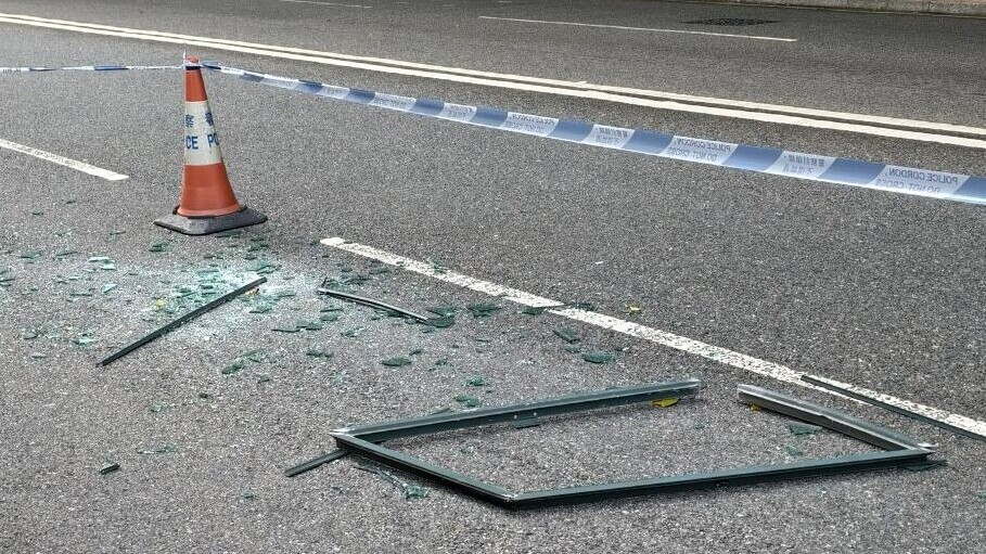 將軍澳新都城二期一塊玻璃窗飛墜欣景路，窗框連玻璃碎滿馬路一地。(將軍澳主場fb)