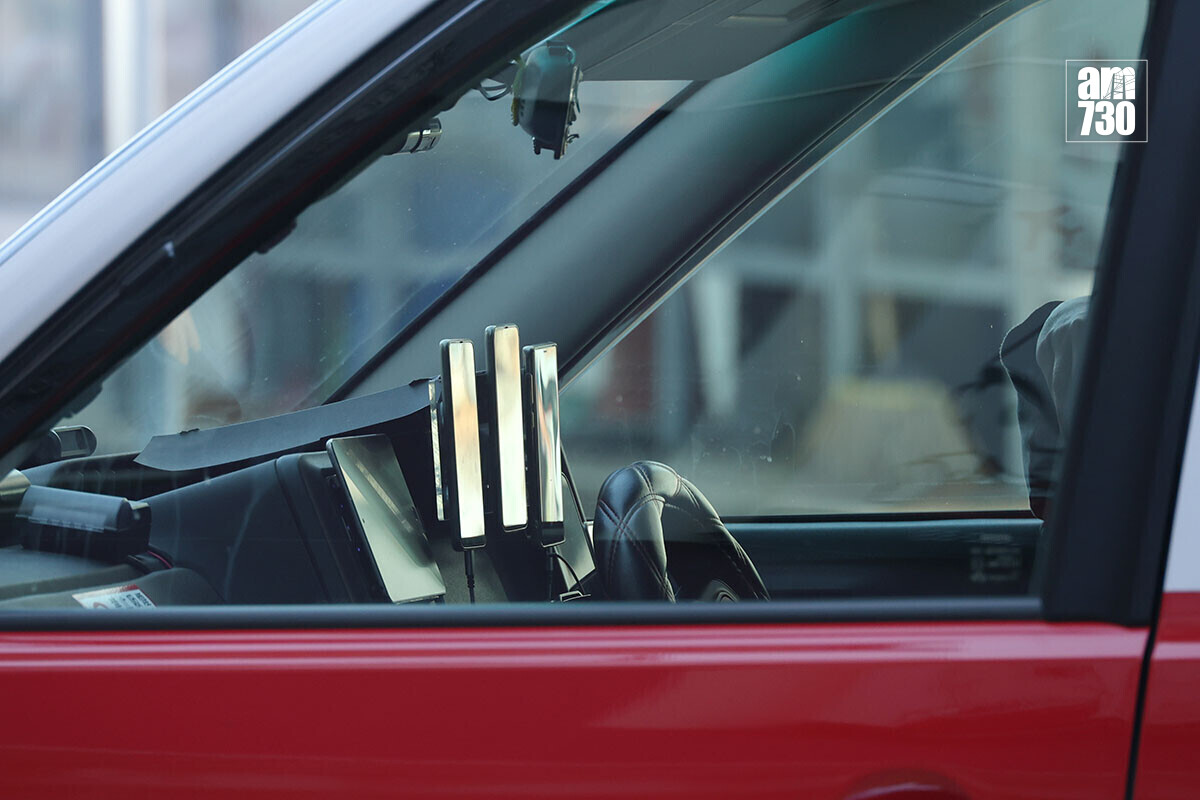 1月25日起，政府會限制司機駕駛期間，前方最多只可放置兩部流動電訊裝置。(資料圖片／林俊源攝)