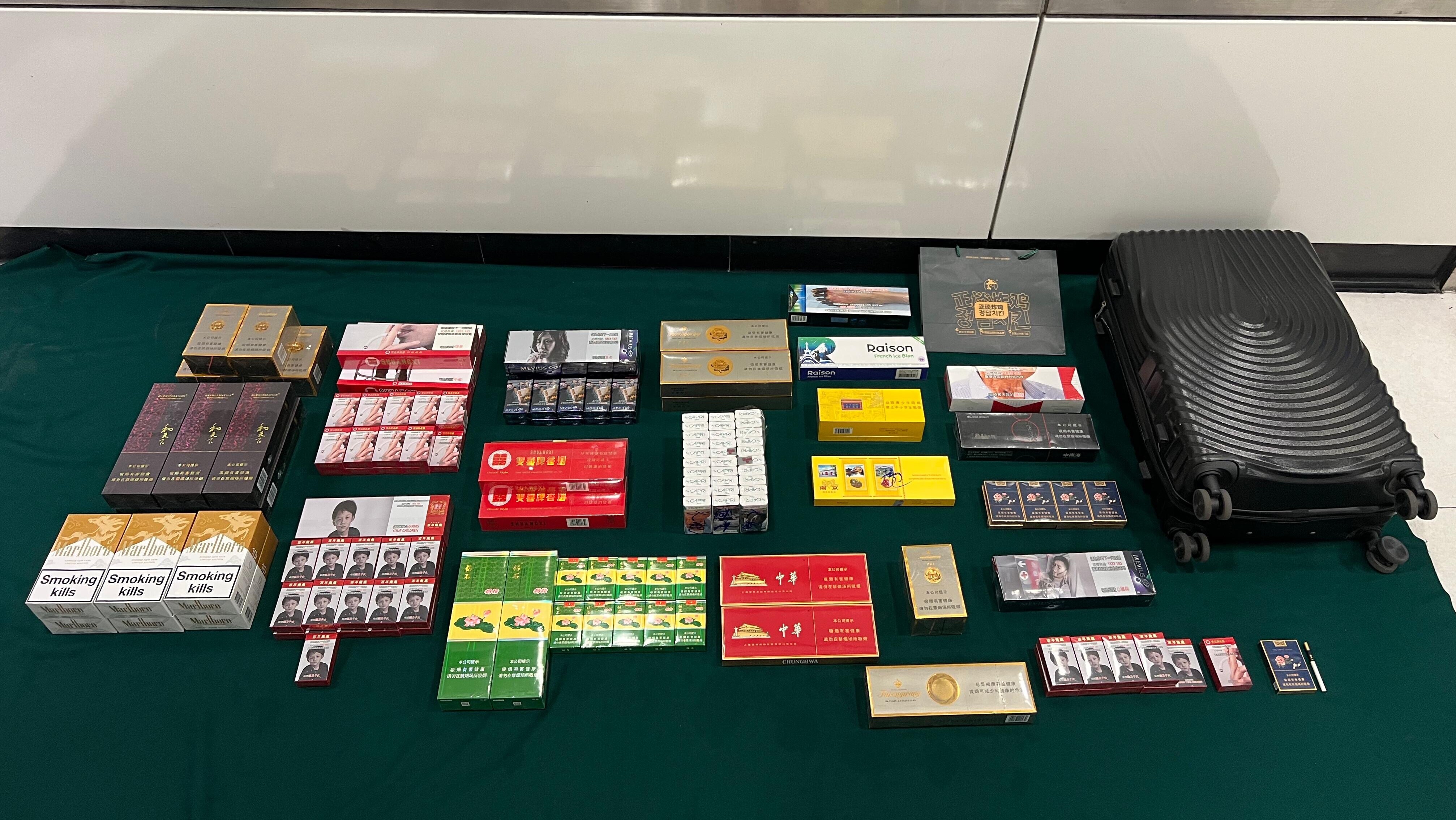 圖示部分檢獲的未完稅香煙和用作收藏該些未完稅香煙的個人行李。(政府新聞處)