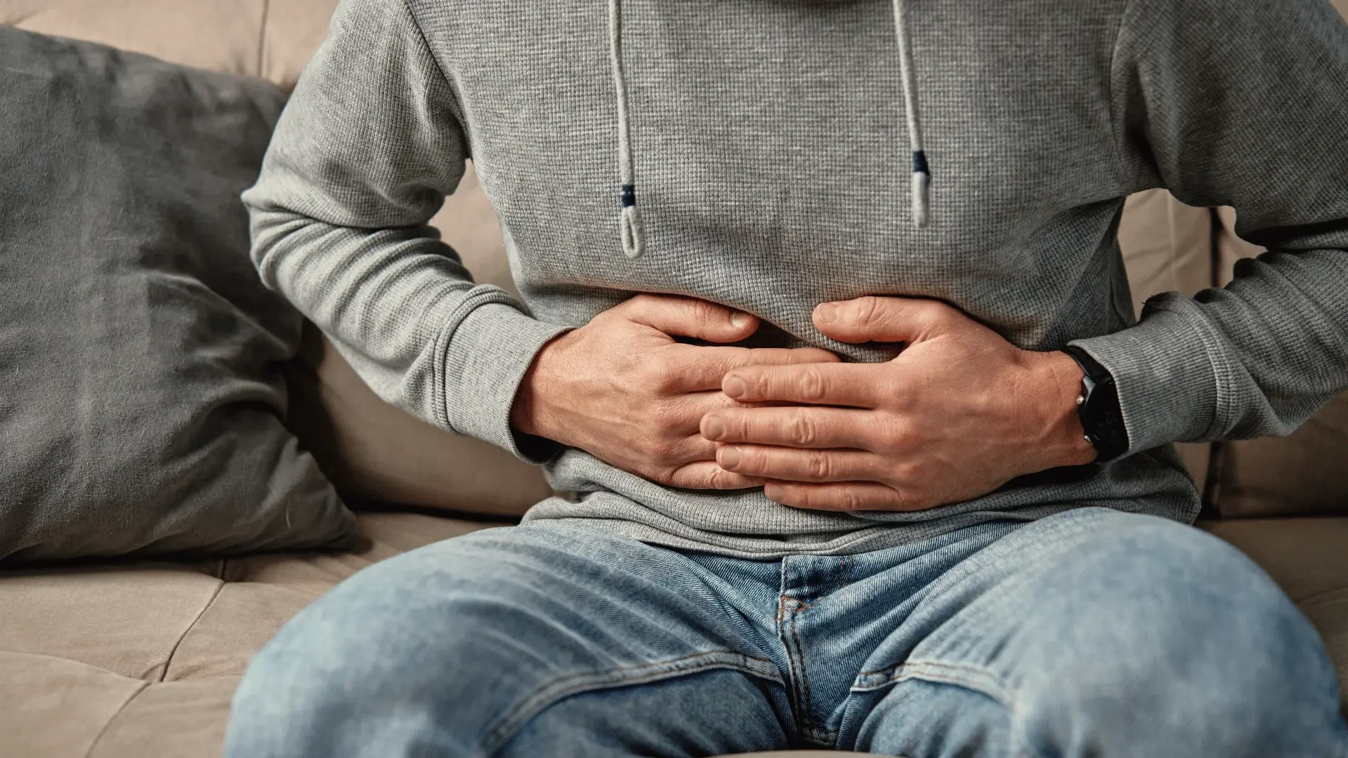 如出現上腹部疼痛、噁心嘔吐伴隨食慾不振、發燒、腹瀉腹脹等症狀，可能是胰臟發炎作祟，應立即就醫，避免延誤治療導致嚴重併發症。