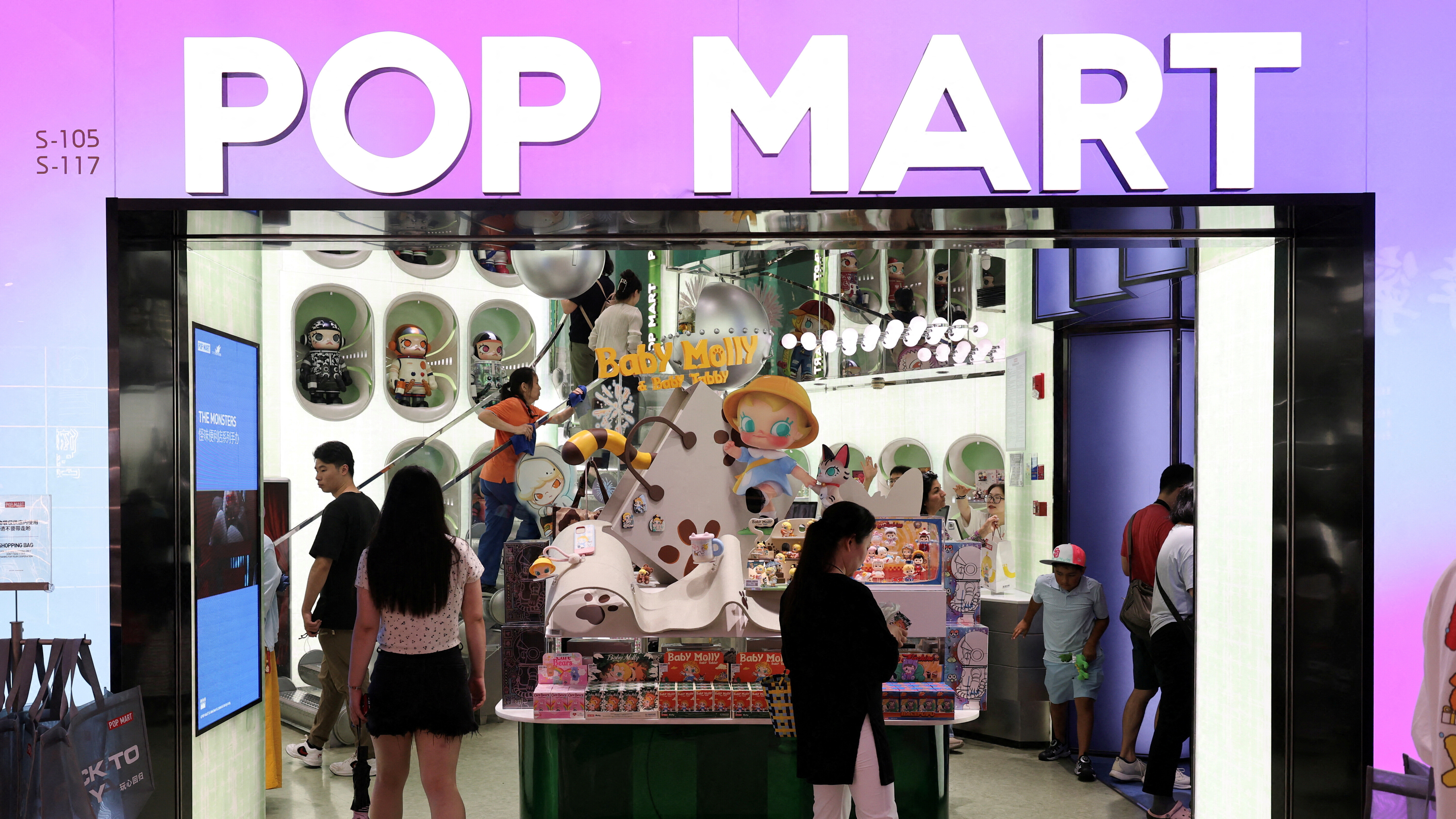 2025 09 30T010048Z 778899323 RC2F1FAVXP5P RTRMADP 3 POP MART CHINA LABUBU