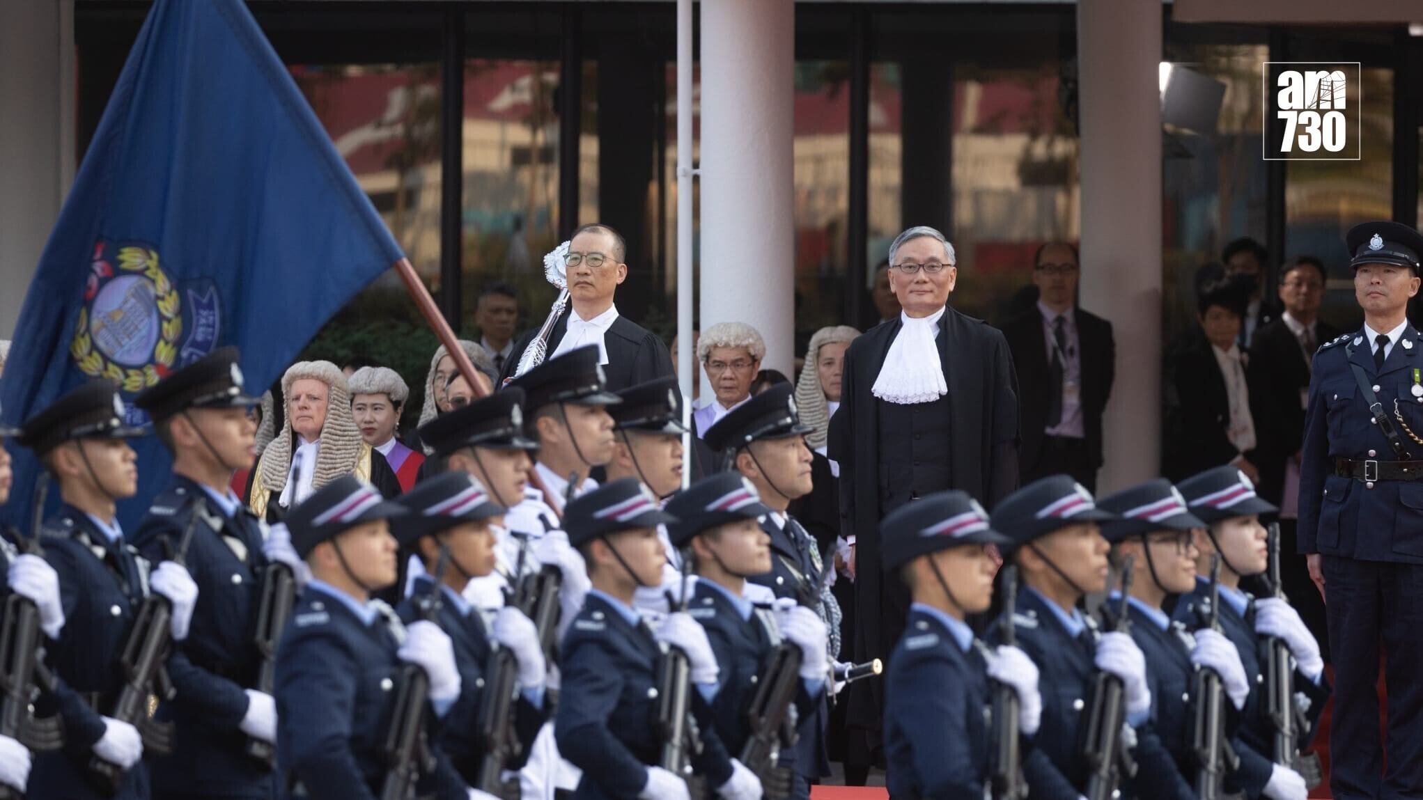 張舉能於典禮前在愛丁堡廣場檢閱警察儀仗隊。