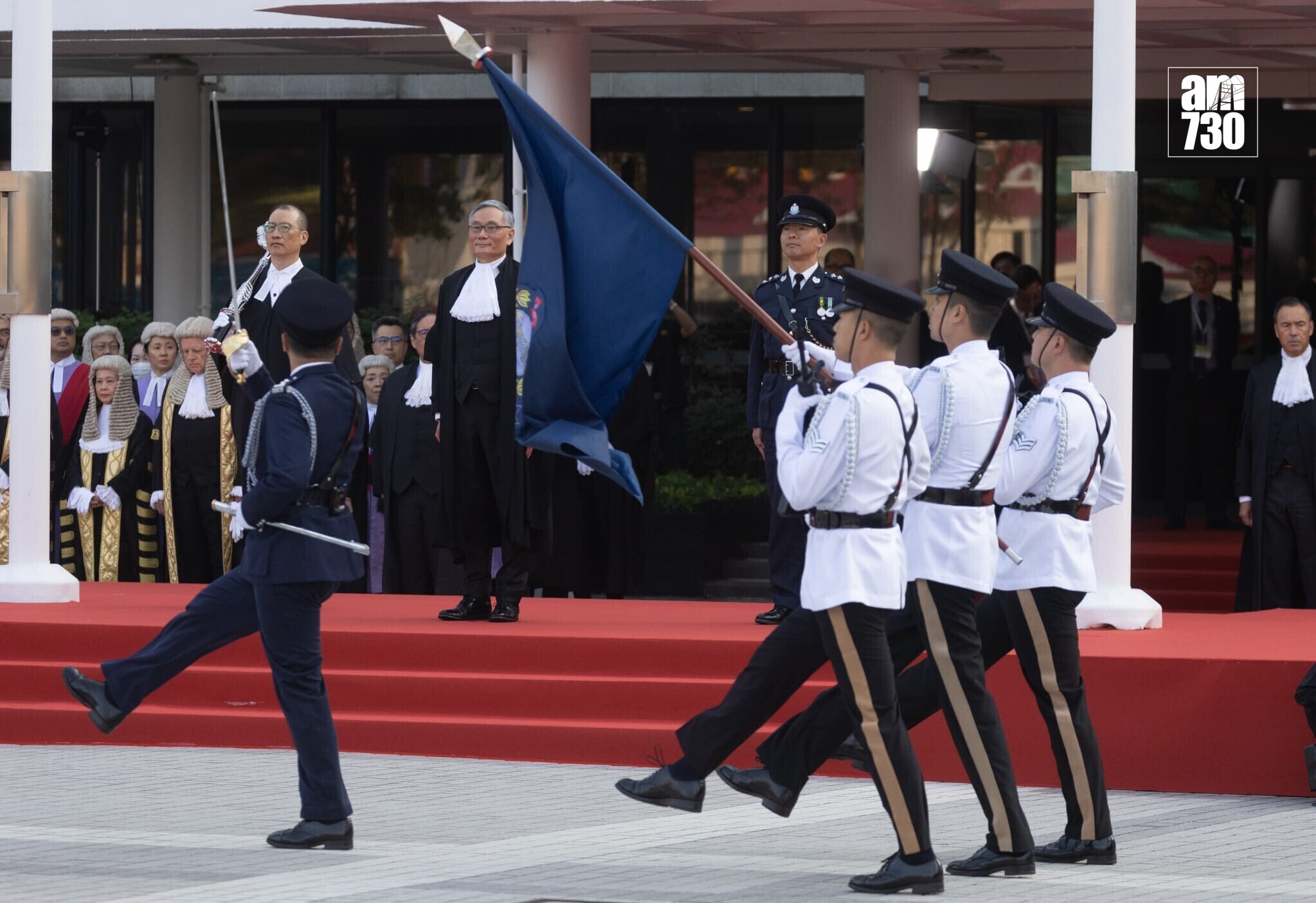 張舉能於典禮前在愛丁堡廣場檢閱警察儀仗隊。