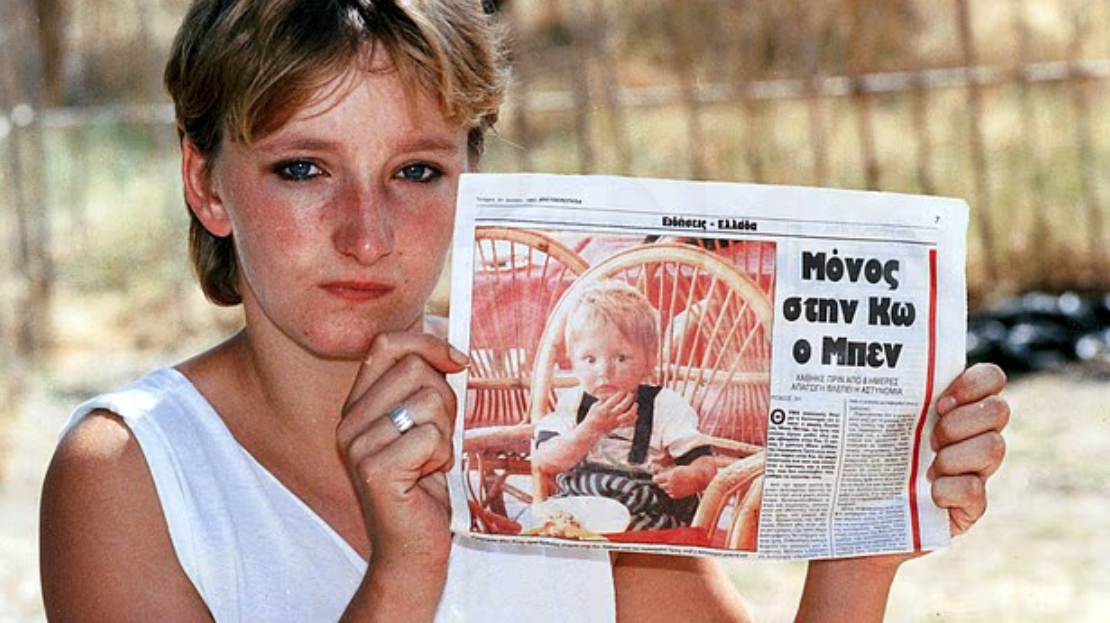 當年案發後，凱莉展示其兒子失蹤的報道。(互聯網)