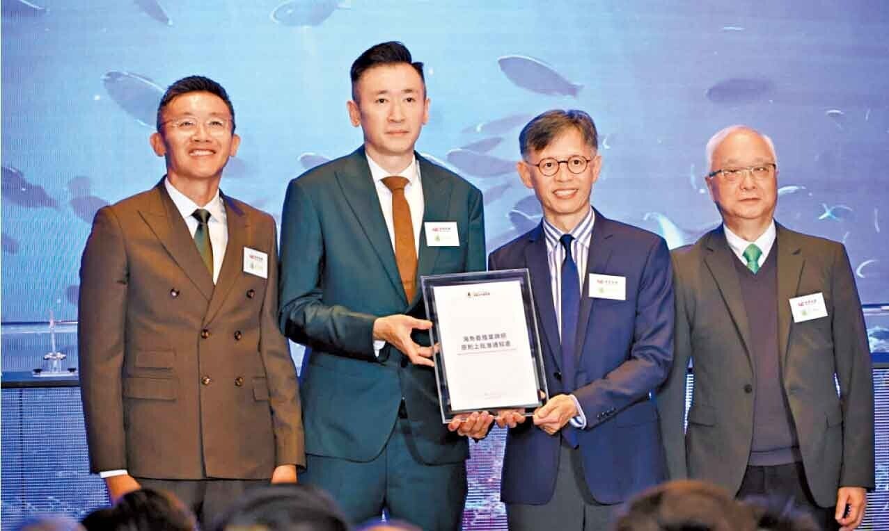 謝展寰(右一)表示，當局正積極發展深海養殖項目，目標在15年內將本地的海魚養殖產量提升10倍。(羅錦鴻攝)