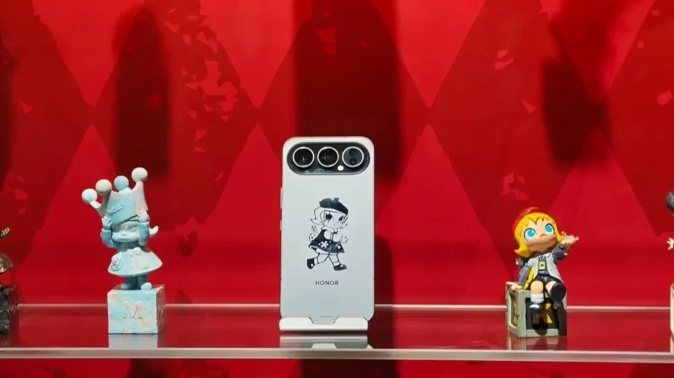 泡泡瑪特與榮耀合作推出首款聯名潮玩手機昨晚正式發布，售價為4499元人民幣。size72 w975 h549