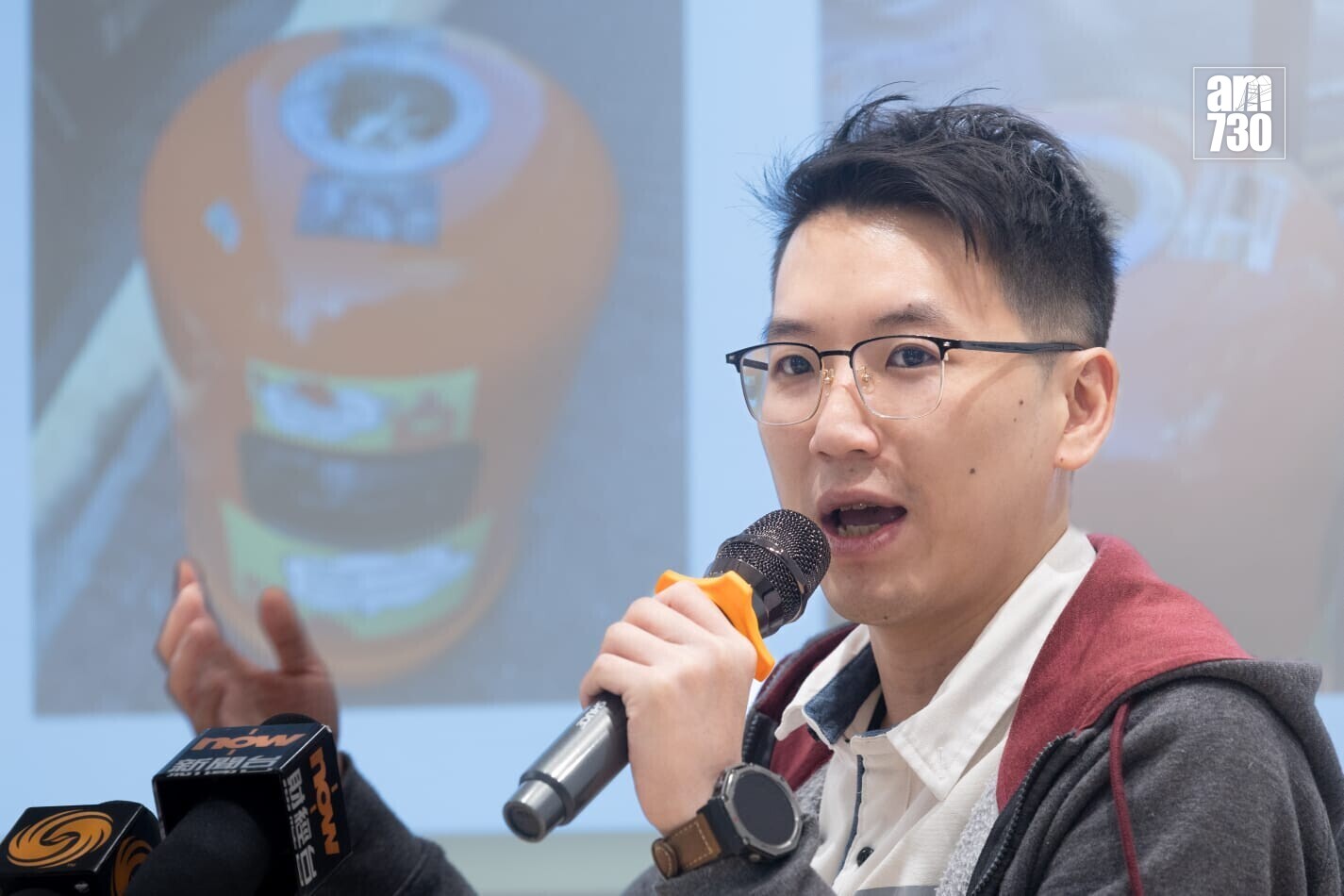 組織「煙語知聲」發現多區垃圾桶貼有私煙廣告，倡減煙稅打擊私煙(蘇文傑攝)