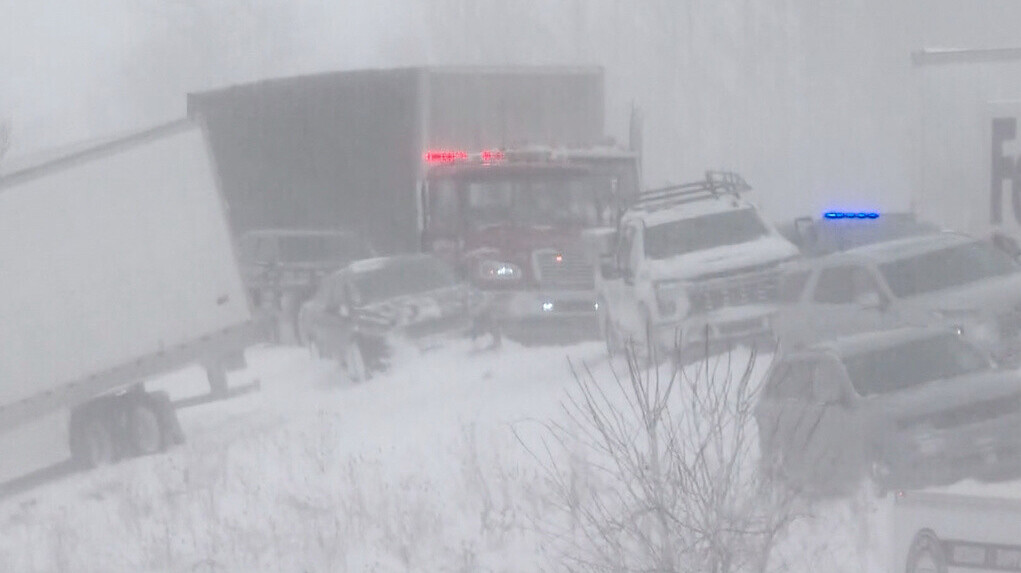 美國密歇根州暴風雪 公路逾百汽車連環相撞。（美聯社）