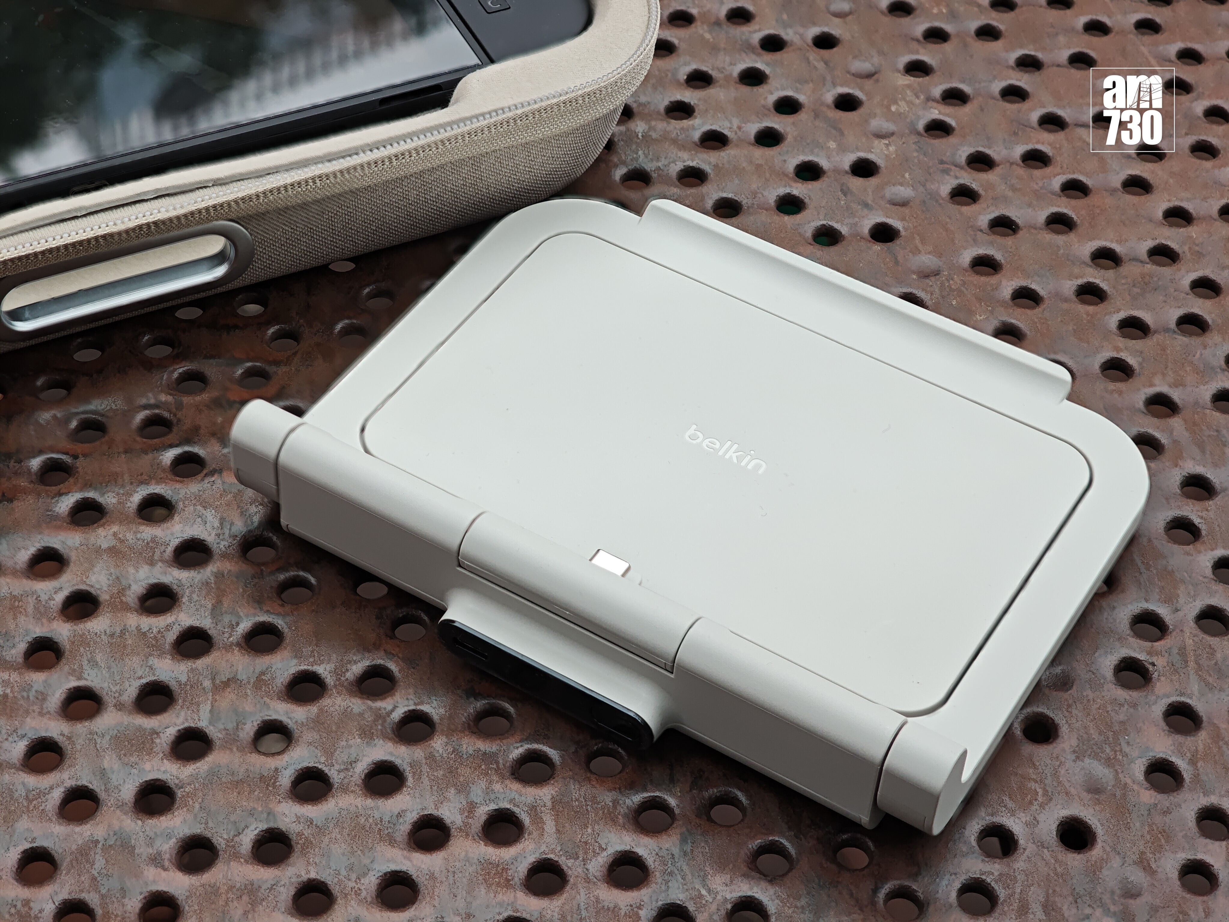 盒內設有可拆除的超薄10000mAh行動電源。