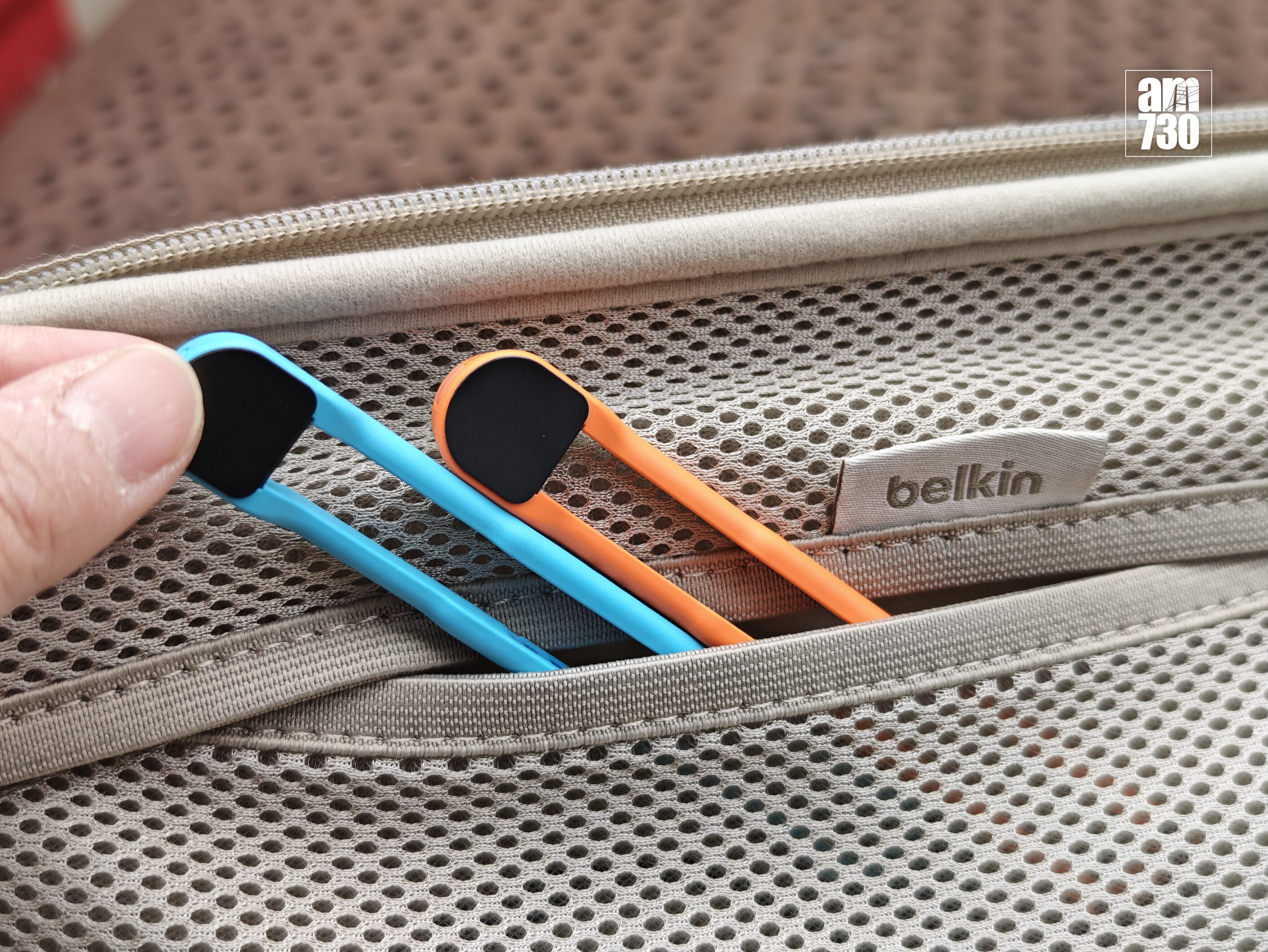 網袋可放入主機電線及配件。