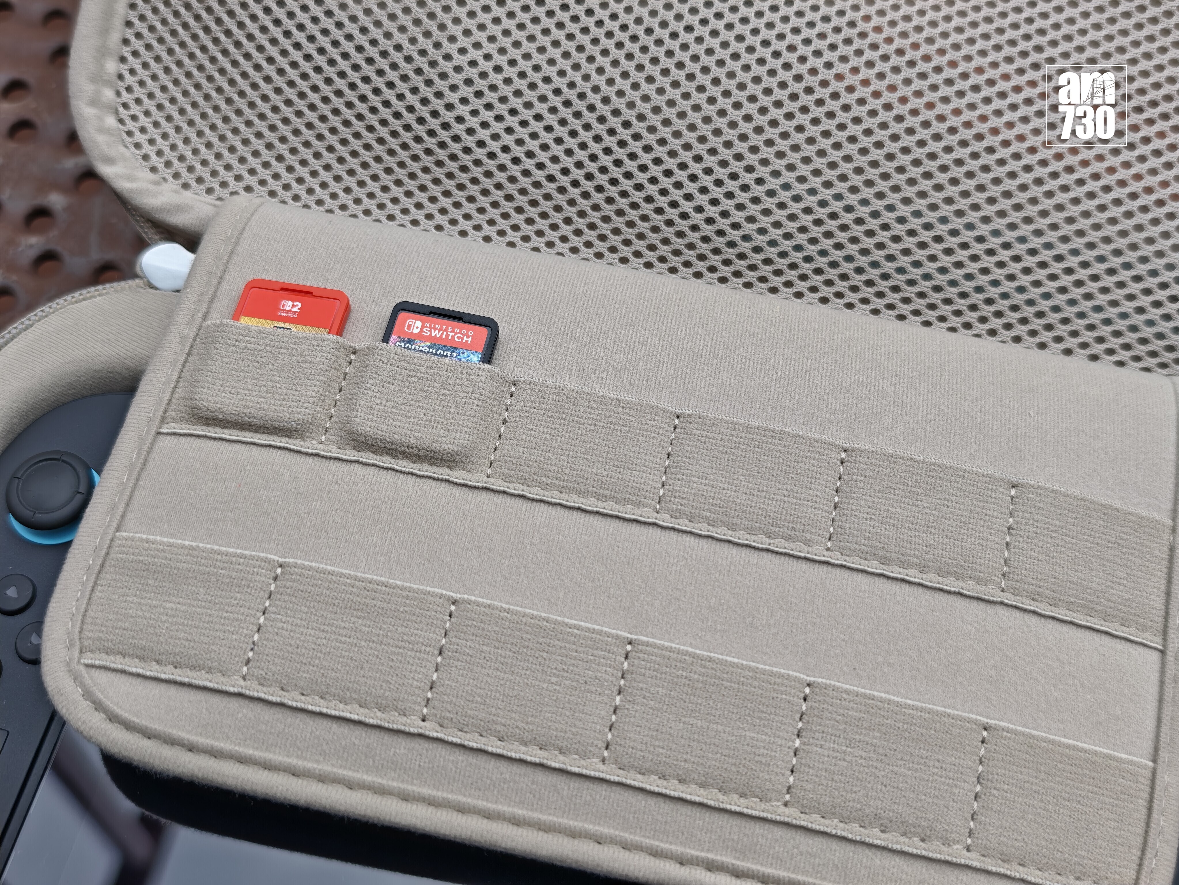 遊戲卡收納層可放12張遊戲卡。