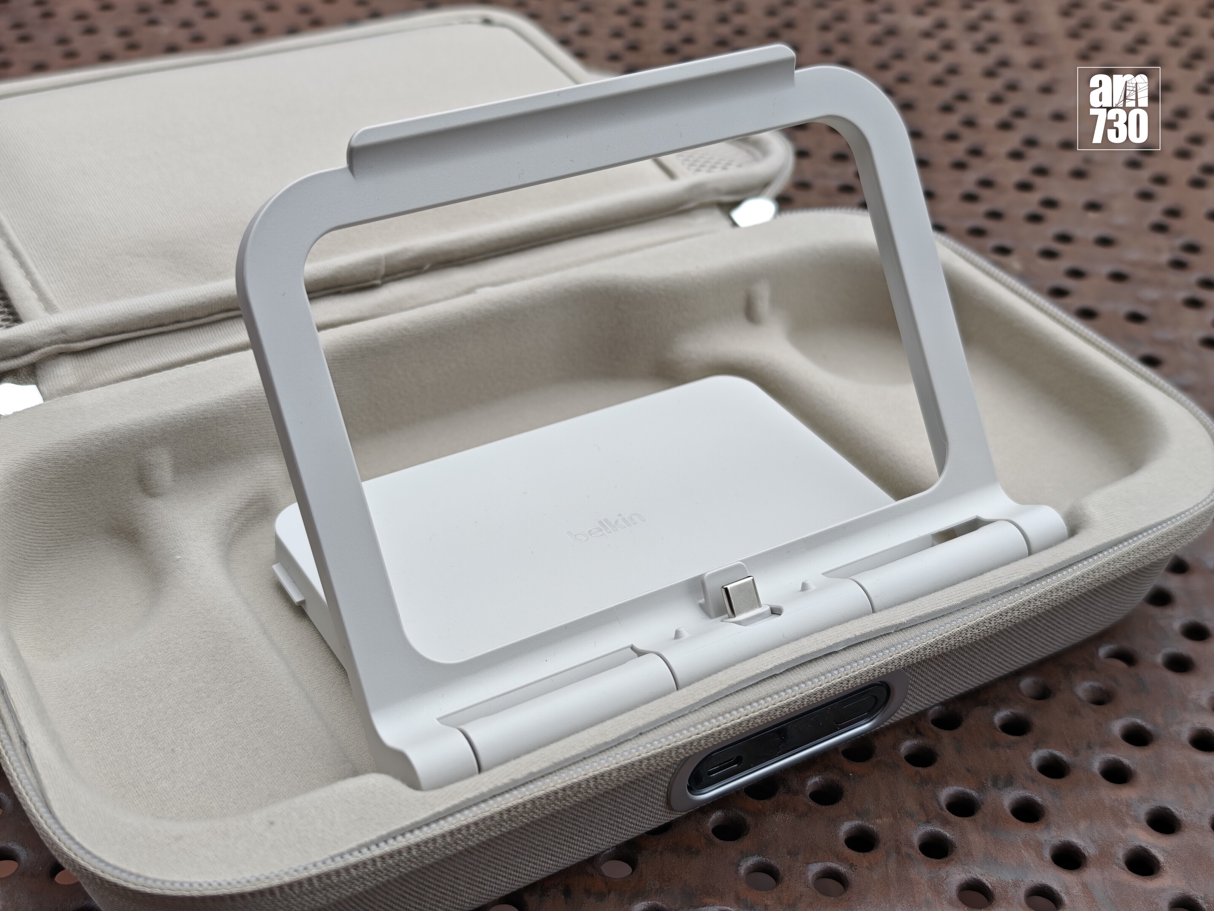 Belkin Switch 2充電收納盒摺疊支架可以多角度支撐主機。