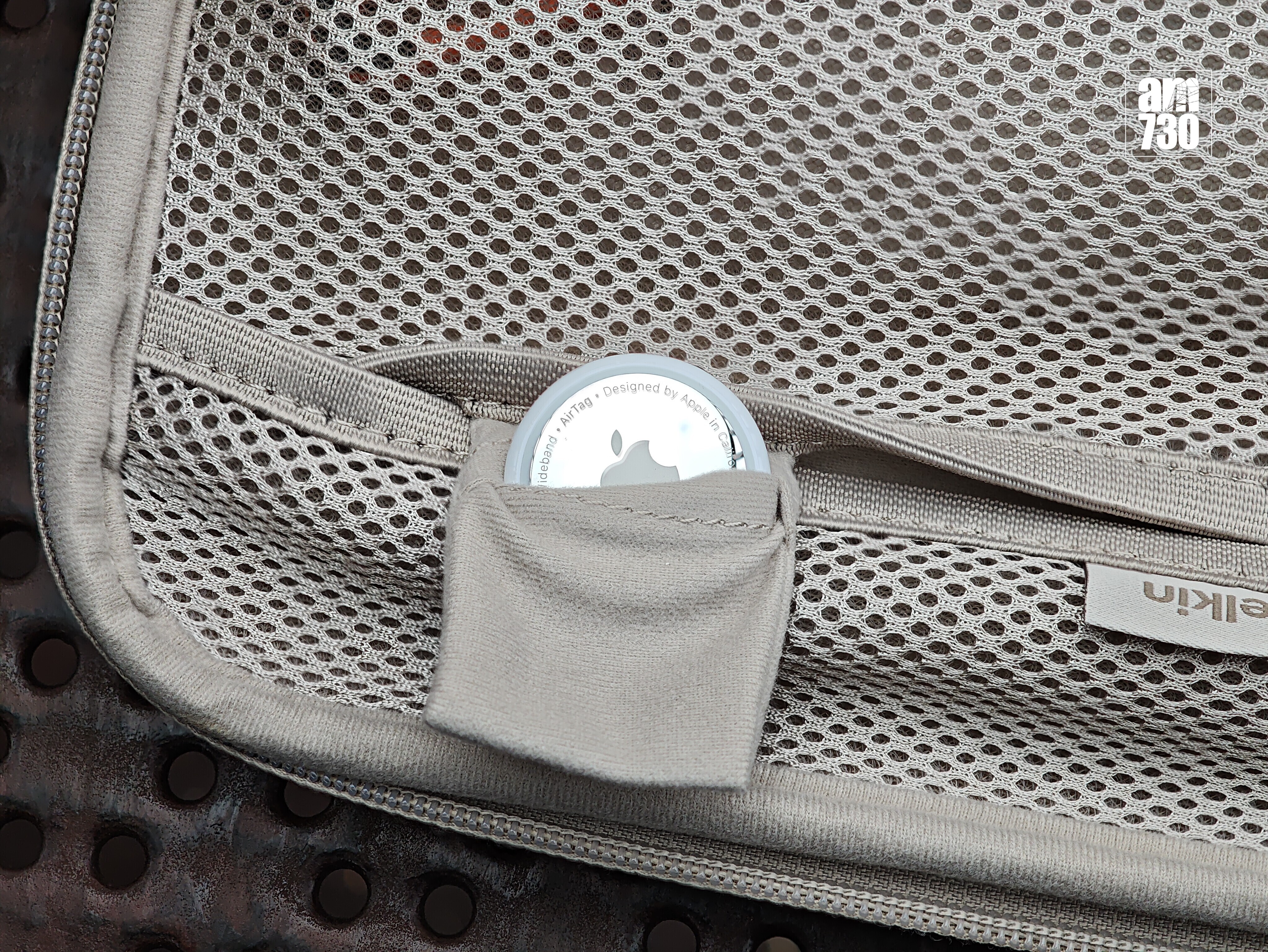 智慧追蹤器收納暗格可放入AirTag。