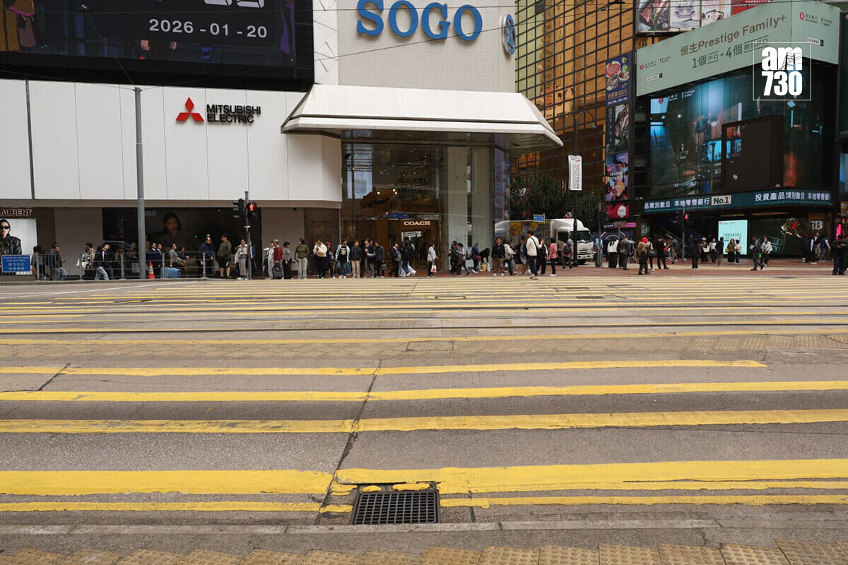 政府建議在銅鑼灣崇光百貨對開過路處兩端，安裝汽車防撞設施。(林俊源攝)