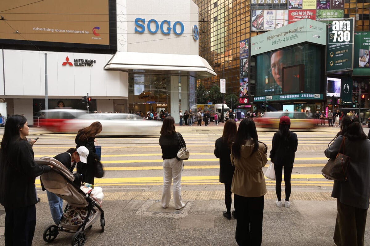 政府建議在銅鑼灣崇光百貨對開過路處兩端，安裝汽車防撞設施。(林俊源攝)