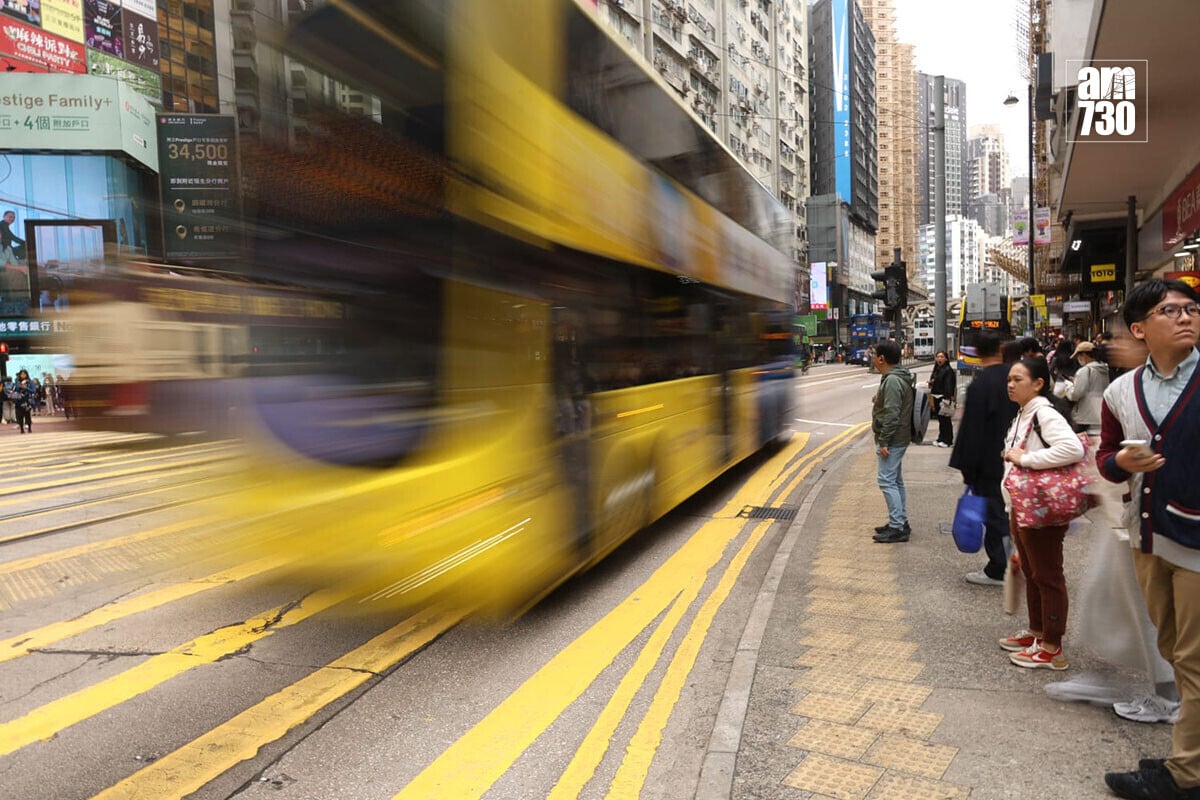 政府建議在銅鑼灣崇光百貨對開過路處兩端，安裝汽車防撞設施。(林俊源攝)
