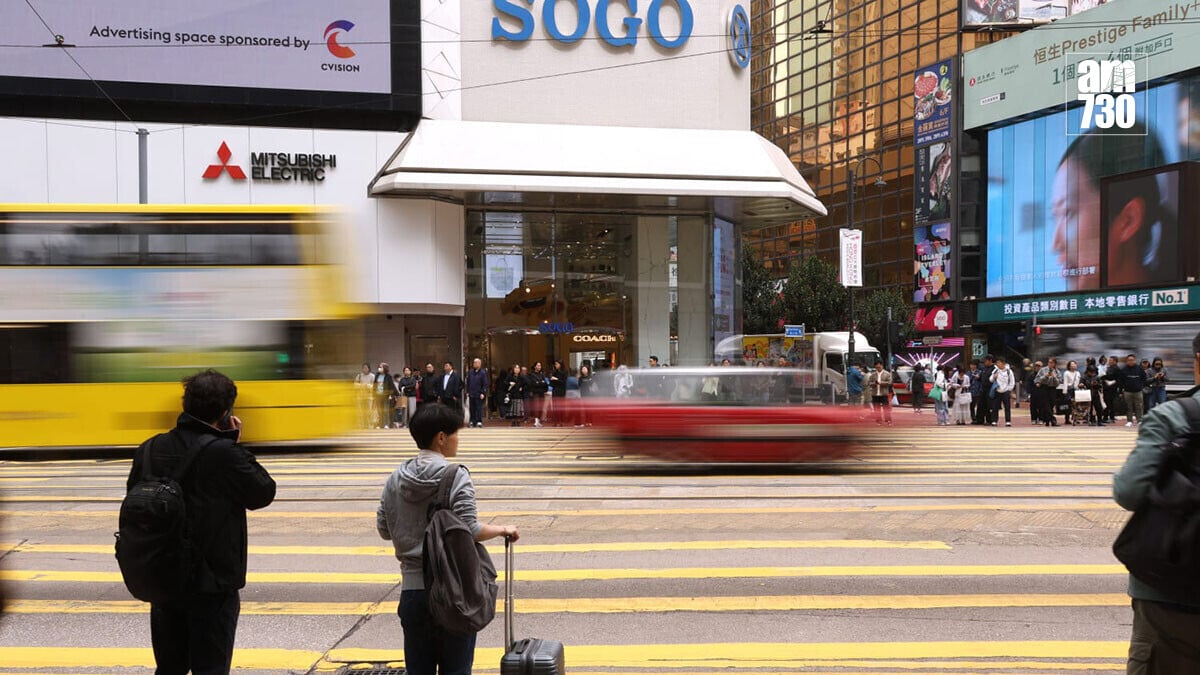 政府建議在銅鑼灣崇光百貨對開過路處兩端，安裝汽車防撞設施。(林俊源攝)