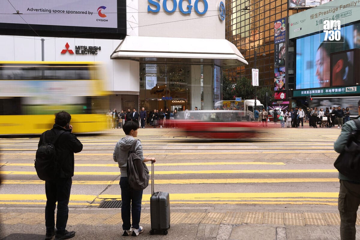 政府建議在銅鑼灣崇光百貨對開過路處兩端，安裝汽車防撞設施。(林俊源攝)