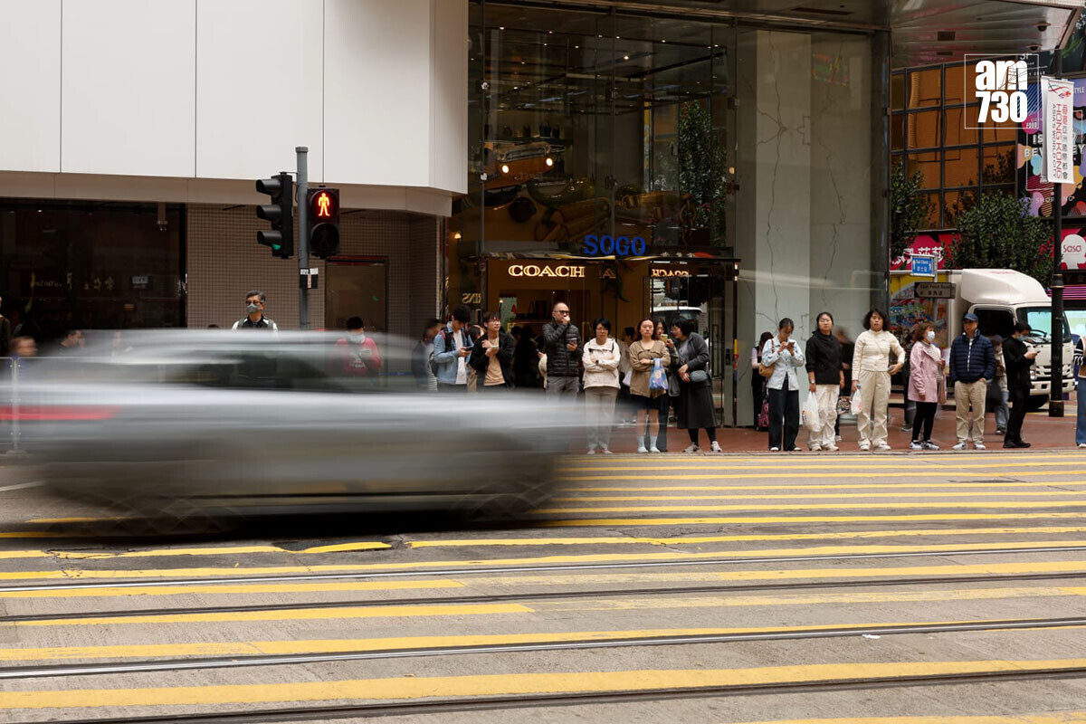政府建議在銅鑼灣崇光百貨對開過路處兩端，安裝汽車防撞設施。(林俊源攝)