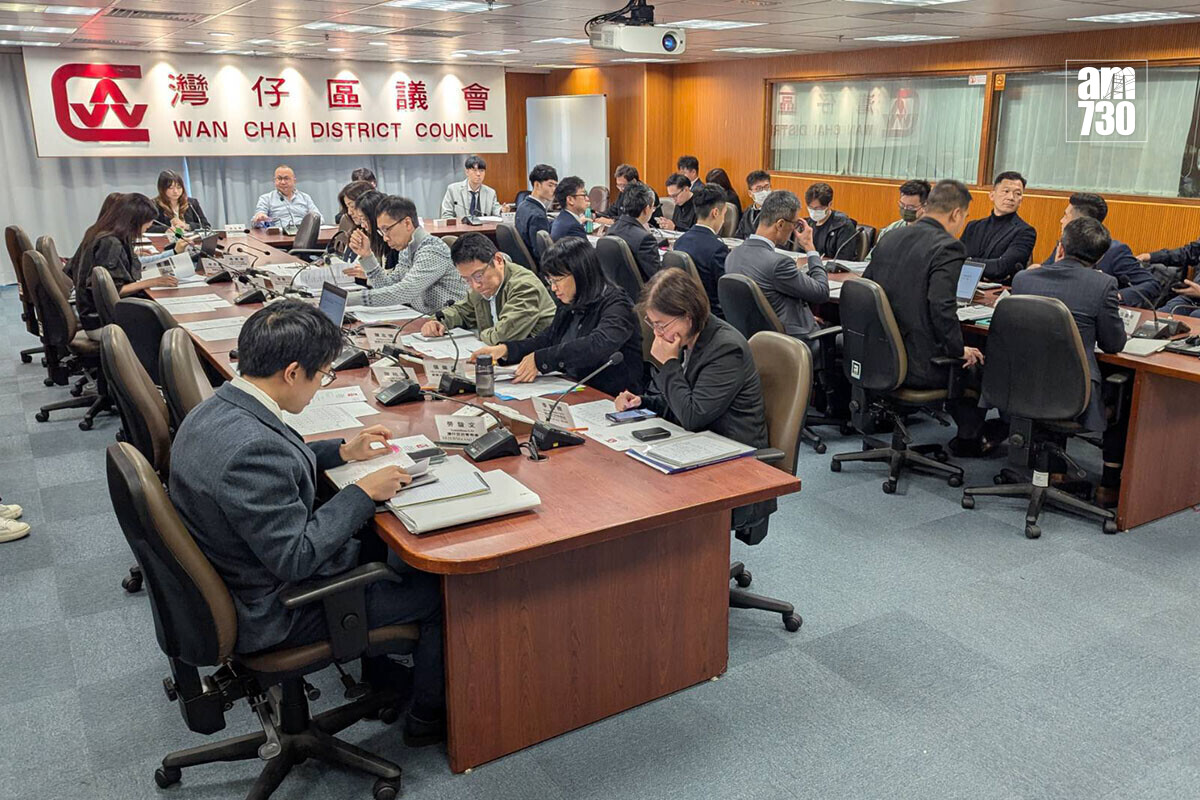 灣仔區議會地區設施及工程委員會召開會議，討論銅鑼灣加裝防撞柱建議。(羅庸軒攝)